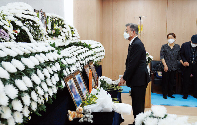 6월 6일 문재인 대통령이 경기 성남시 국군수도병원에 마련된 성추행 피해자 이모 공군 중사의 빈소를 찾았다. [사진 제공 · 청와대]