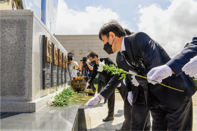 지난해 7월 17일 해병대 ‘마린온’ 헬기 추락 사고 2주기를 맞아 유가족들이 순직자 위령비에 헌화하고 있다. [사진 제공 · ·해병대]