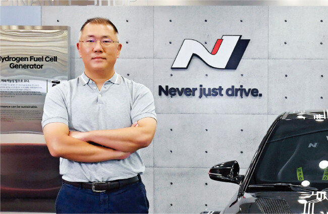 현대자동차그룹을 스마트 모빌리티 솔루션 기업으로 변모시키고 있는 정의선 회장. [사진 제공 · 현대자동차그룹]