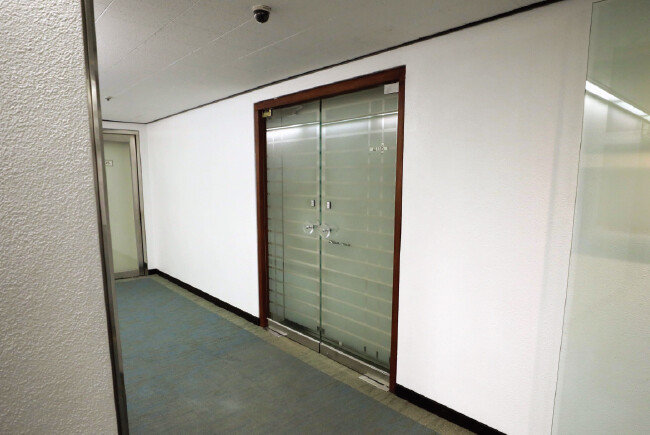 윤석열 전 검찰총장의 대선캠프가 입주할 것으로 알려진 서울 종로구 이마빌딩 사무실 입구가 닫혀 있다. [뉴시스]