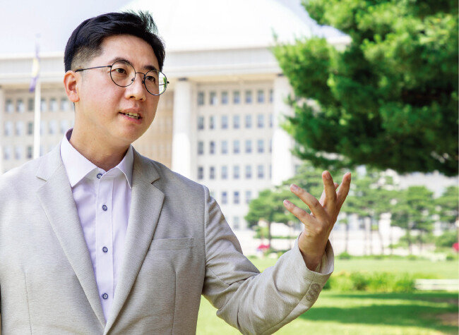 더불어민주당 이동학 최고위원이 6월 21일 서울 여의도 국회에서 ‘주간동아’와 인터뷰하고 있다. [조영철 기자]