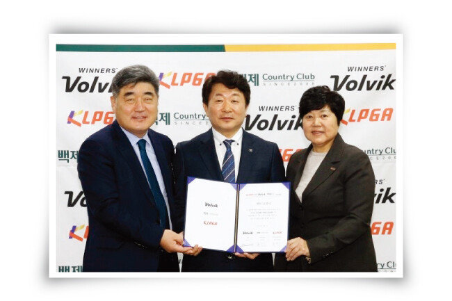 이스타항공 새 주인이 된 형남순 ㈜성정 회장(왼쪽). 사진은 지난해 형 회장 소유의 골프장 백제컨트리클럽에서 KLPGA와 협약식을 맺는 모습. [동아DB]