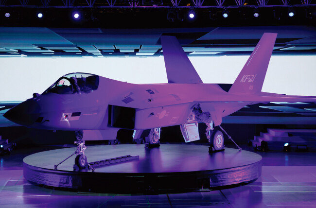 4월 9일 경남 사천시 한국항공우주산업(KAI) 공장에서 출고된 첫 국산 전투기 KF-21. [청와대사진기자단]