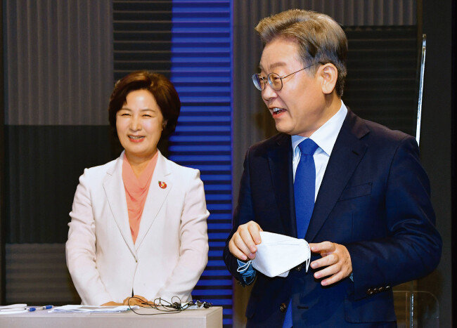 7월 6일 서울 마포구 상암동 MBC방송센터에서 열린 더불어민주당 합동 TV토론회에 앞서 이재명 경기도지사(오른쪽)가 추미애 전 법무부 장관과 대화를 나눈 뒤 자리로 돌아가고 있다. [뉴스1]
