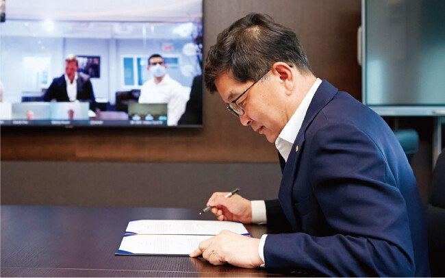 나경수 SK종합화학 사장이 북미 루프인더스트리와 지분 투자 및 해중합 기술 확보 등을 목적으로 한 전략적 투자 협약서에 서명하고 있다. [SK종합화학]