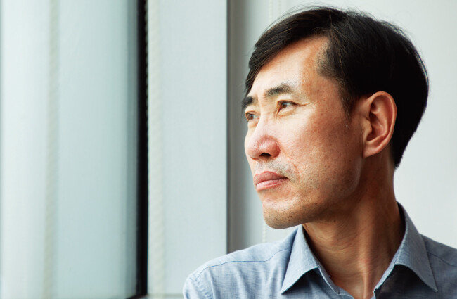 국민의힘 하태경 의원이 7월 14일 서울 여의도 국회 의원회관에서 창밖을 보고 있다. [조영철 기자]