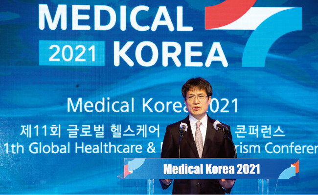 권순만 보건복지부 한국보건산업진흥원 원장이 3월 18일
서울 강남구 코엑스 그랜드볼룸에서 열린 ‘메디컬코리아 2021 제11회 글로벌 헬스케어 & 의료관광 콘퍼런스’ 개막행사에 참석해 축사하고 있다. [뉴스1]