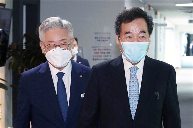 2020년 7월 30일 이낙연 당시 더불어민주당 당대표 후보(오른쪽)가 경기도 수원시 경기도청에서 이재명 경기도지사와 간담회를 위해 이동하고 있다. [뉴스1]