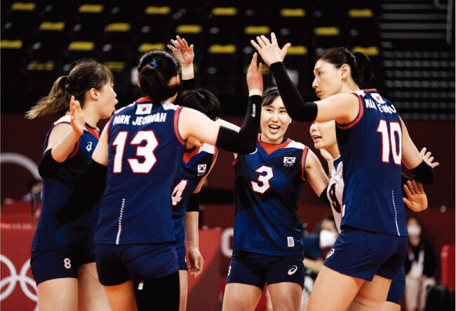 여자 배구대표팀 선수들이 7월 27일 도쿄 아레아케 아레나 경기장에서 열린 케냐와 조별리그 2차전에서 승리한 후 기뻐하고 있다. [올림픽사진공동취재단=동아일보]