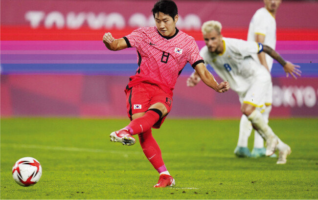 올림픽 축구대표팀 이강인 선수가 7월 25일 이바라키 가시마 사커 스타디움에서 벌어진 루마니아와 조별리그 2차전에서 페널티킥을 성공시키고 있다. 이날 한국은 4-0 대승을 거뒀다. [AP=뉴시스]