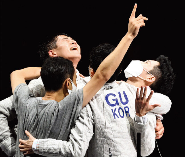 세계 랭킹 1위 한국 펜싱 남자 사브르대표팀이 7월 28일 지바 마쿠하리 메세B홀에서 열린 단체 결승전에서 이탈리아를 45-26으로 물리치고 우승을 차지한 뒤 기뻐하고 있다. 왼쪽부터 김정환, 오상욱, 구본길, 김준호 선수. [올림픽사진공동취재단=동아일보]