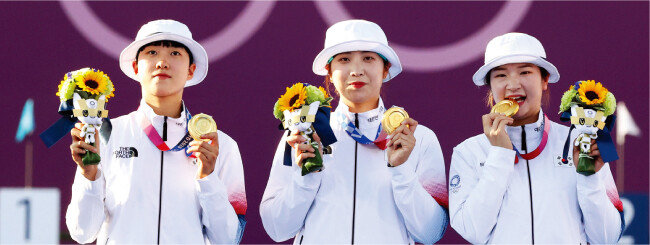 한국 양궁 여자단체전 9번째 금메달 주인공인 안산, 장민희, 강채영 선수(왼쪽부터). [뉴시스]