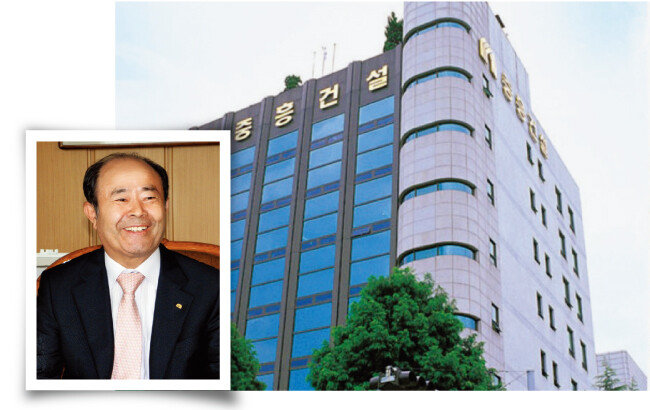정창선 중흥그룹 회장(왼쪽)과 광주 북구에 자리한 중흥건설 사옥. [동아DB, 사진 제공 · 중흥건설]