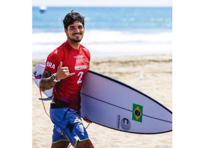 브라질 서핑 쇼트보드 국가대표 가브리엘 메디나. 매력적인 헤어스타일과 수염으로 세계 미남 선수 리스트에 단골로 등장한다. 2020 도쿄올림픽에서는 4위에 올랐지만 옆집 동생 같은 눈웃음은 금메달감. [인스타그램]