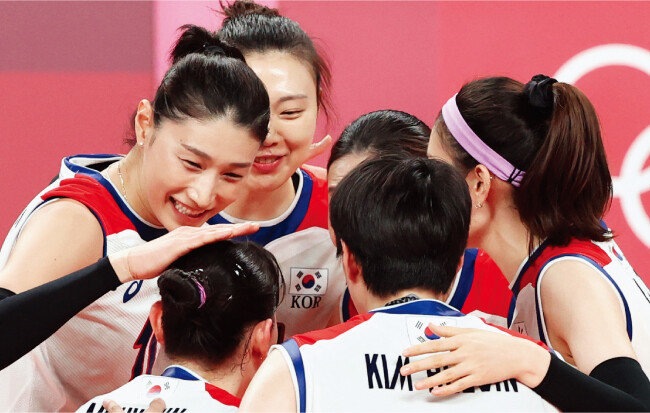 2020 도쿄올림픽에서 최선을 다하는 모습으로 감동을 선사한 김연경(왼쪽) 등 한국 여자 배구 대표팀. [뉴스1]
