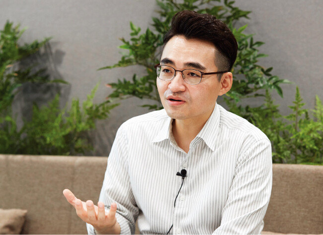 염승환 이베스트투자증권 이사가 ‘주간동아’와 인터뷰에서 지금 포트폴리오에 편입할 종목으로 보험주와 미용기기주를 추천하고 있다. [홍중식 기자]