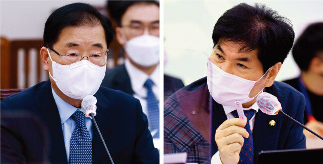 8월 23일 국회 외교통일위원회에서 질문에 답하고 있는 정의용 외교부 장관(왼쪽). 이승만 전 대통령을 아슈라프 가니 아프가니스탄 대통령에 빗대어 빈축을 산 더불어민주당 이용선 의원. [뉴시스]