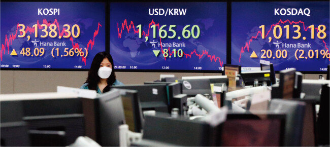 8월 23일 기준 개인이 주식투자를 위해 증권사에서 빌린 금액인 신용융자 잔고가 25조676억 원에 이르렀다. [뉴시스]