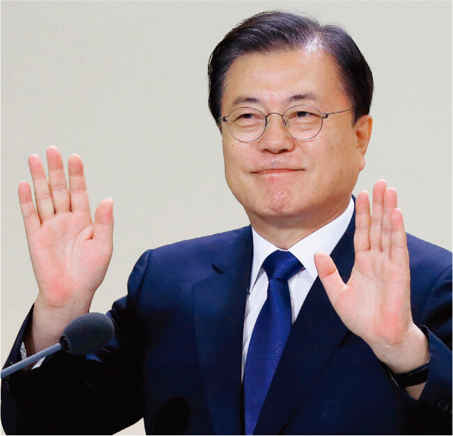 문재인 대통령이 8월 12일 청와대에서 열린 ‘건강보험 보장성 강화대책 4주년 성과 보고대회’에 참석해 손을 흔들고 있다. [동아DB]
