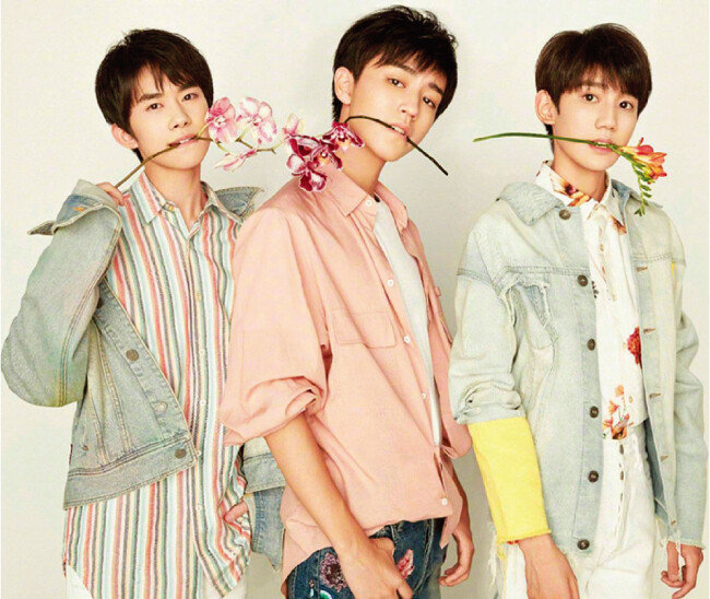 중국에서 여성처럼 예쁜 외모로 인기를 끌고 있는 아이돌그룹 TFBOYS. [웨이보]