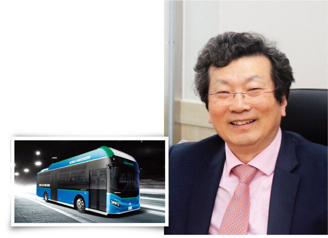 강영권 에디슨모터스 회장(오른쪽). 에디슨모터스 전기버스 모델. [사진 제공 · 에디슨모터스]