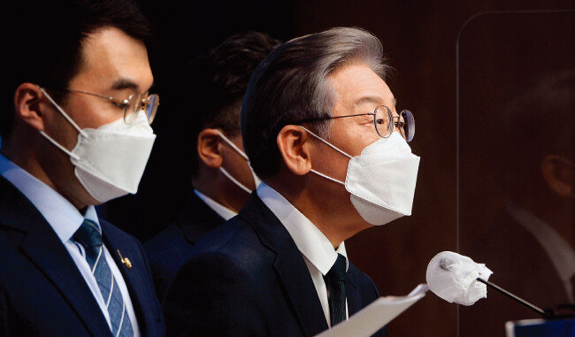 이재명 경기도지사(오른쪽)가 9월 14일 국회 소통관에서 대장동 개발사업 특혜 의혹에 대한 기자회견을 하고 있다. [동아DB]