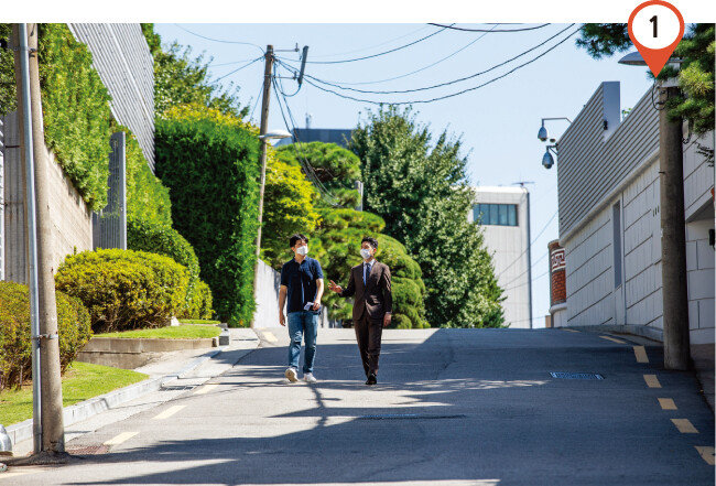 9월 15일 김제경
투미부동산컨설팅 소장(오른쪽)과 기자가 서울 용산구 한남동 · 이태원동 일대 고급 단독주택가를 둘러보고 있다. [조영철 기자]