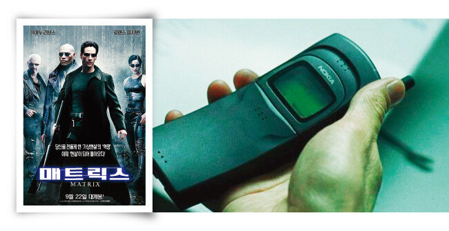 1999년 개봉한 미국 SF영화 ‘매트릭스’ 포스터(왼쪽)와 영화에 나온 휴대전화 ‘노키아’. [사진 제공 · 워너브러더스 코리아㈜, 영화 ‘매트릭스’ 화면캡처]
