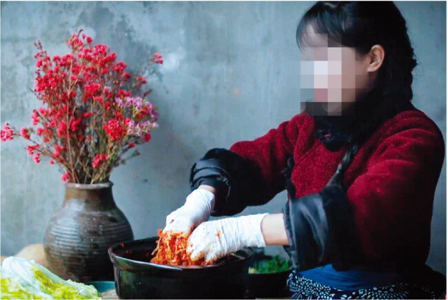 김치 담그는 영상에 ‘Chinese Food(중국 음식)’라는 해시태그를 단 중국 유튜버. [유튜브 캡처]