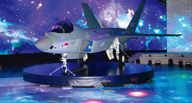 한국항공우주산업 (KAI)이 생산한
첫 국산 전투기 KF-21 ‘보라매’. [청와대사진기자단]