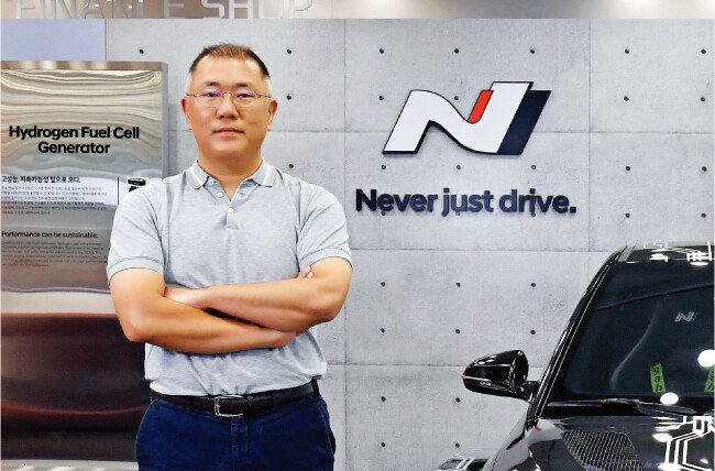 현대차 고성능 브랜드 ‘N’ 전시물
앞에 서 있는 정의선 현대자동차그룹 회장. [사진 제공 · 현대자동차그룹]