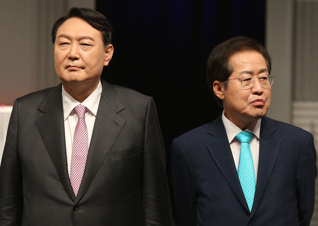 국민의힘 대선 예비후보인 윤석열 전 검찰총장(왼쪽)과 홍준표 의원이 9월 28일 서울 마포구 MBC 신사옥에서 열린 ‘100분 토론’ 생방송에 앞서 준비를 하고 있다. [동아DB]