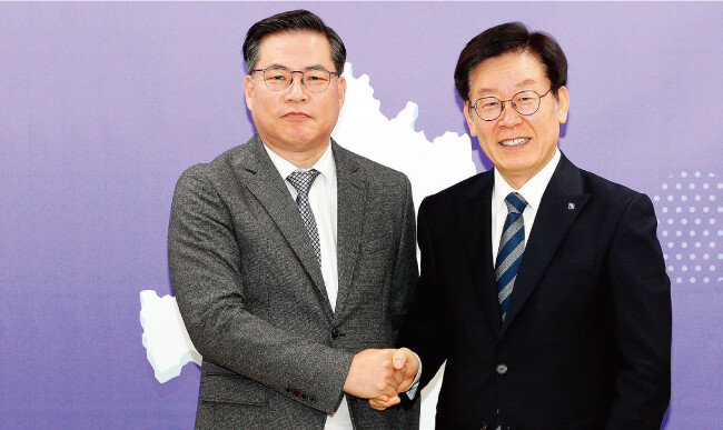 2018년 10월 1일 제8대 경기관광공사 사장에 공식 취임한 유동규 사장(왼쪽)이 이재명 경기도지사와 악수하고 있다. [뉴시스]