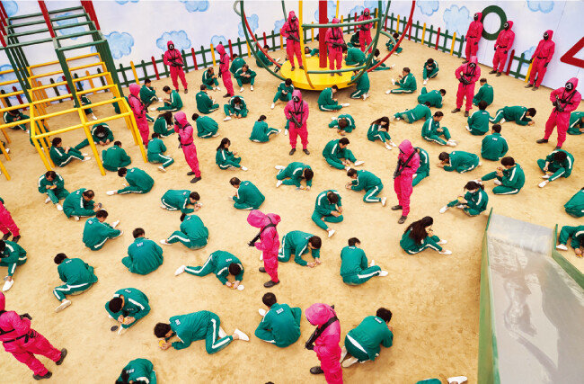 ‘오징어 게임’에서 게임 참가자들이 착용한 녹색 트레이닝복과 하얀색 운동화. [뉴시스]
