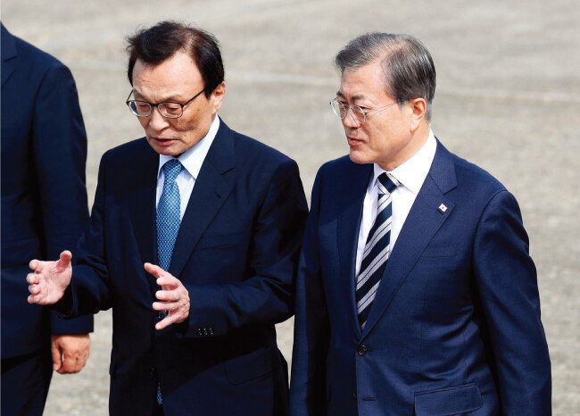 2019년 9월 26일 문재인 대통령(오른쪽)이 경기 성남시 서울공항을 통해 귀국하면서 당시 더불어민주당 이해찬 대표와 대화를 나누고 있다. [뉴스1]