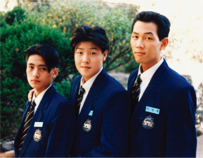 이정재는 카페에서 서빙 아르바이트를 하다 매니저 눈에 들어 모델로 활동했다. 1993년 SBS 드라마 ‘공룡선생’으로 데뷔했다. [동아DB]