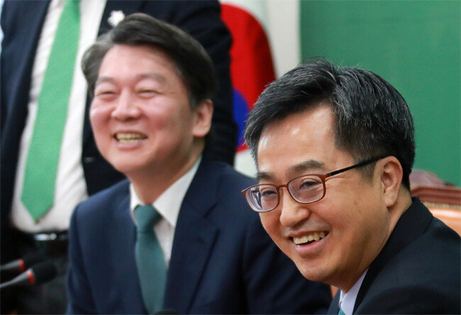 2017년 11월 20일 김동연 당시 경제부총리 겸 기획재정부 장관(오른쪽)이 서울 여의도 국회에서 예산안 처리 협조를 위해 안철수 국민의당 대표를 예방해 대화하고 있다.[동아DB]