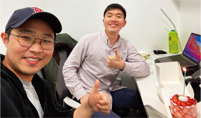 와이콤비네이터 합격 후 두 사람은 케이크를 사 사무실에서 자축했다. [사진 제공 · 플러스아이덴티티]