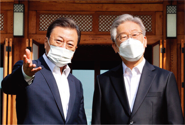 문재인 대통령(왼쪽)이 10월 26일 청와대 상춘재에서 더불어민주당
이재명 대선후보와 환담하고 있다. [동아DB]