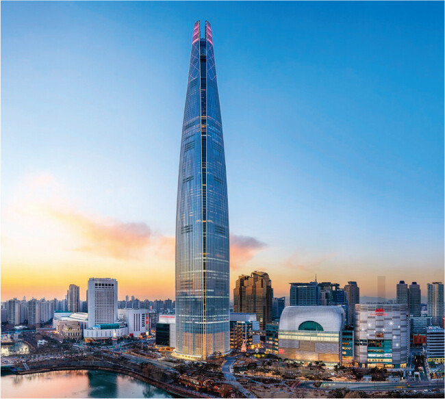 2017년 4월 개관한 롯데월드타워. [동아DB]