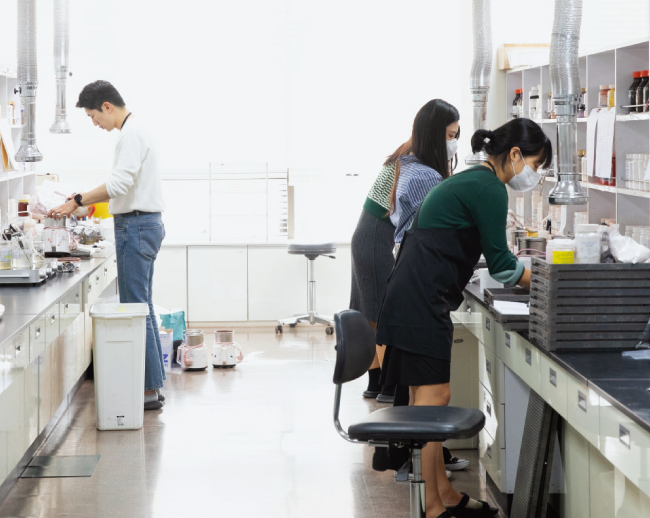 경기 성남시 판교에 위치한 코스맥스 본사의 화장품 연구 랩. [지호영 기자]