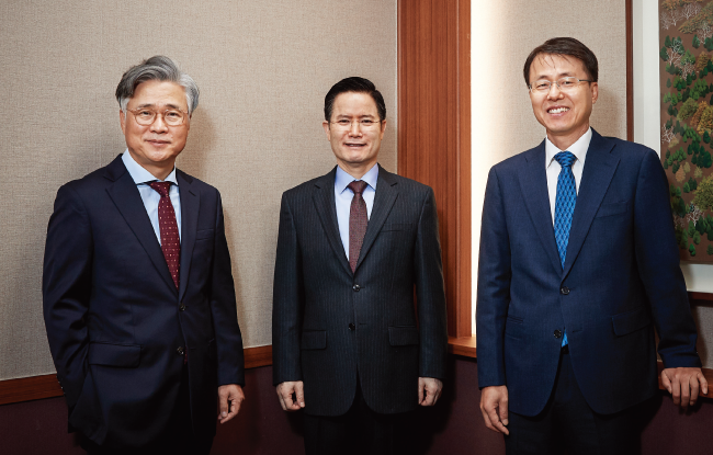 법무법인 서정의 지대운 대표변호사(가운데)와 이석환 대표변호사(왼쪽), 조남문 변호사. [홍중식 기자]