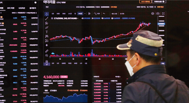 서울 강남구에 있는 한 암호화폐 거래소 전광판. [동아DB]