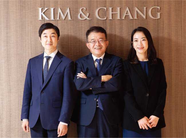 김앤장 법률사무소 ‘중대재해 대응그룹’ 소속 차맹기 변호사(가운데), 권선영 변호사(오른쪽), 전인환 변호사. [지호영 기자]