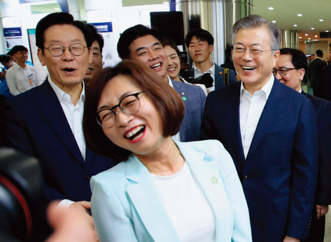 2018년 8월 문재인 대통령(오른쪽), 이재명 당시 경기도지사(왼쪽)와 함께 경기 성남시 판교 스타트업 캠퍼스에서 열린 한 행사에 참석한 은수미 성남시장(가운데). [동아DB]