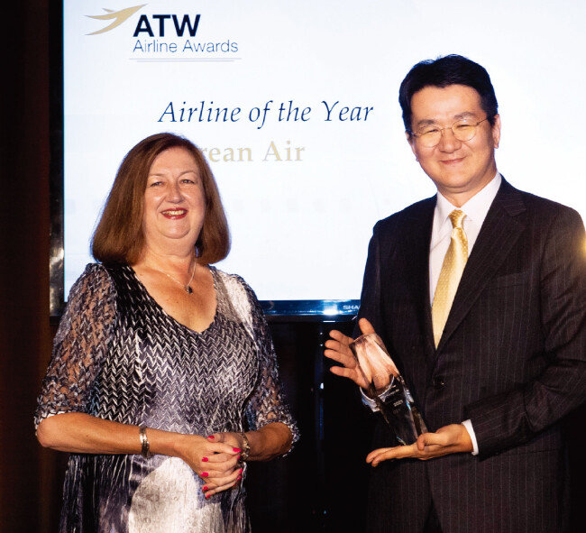 항공업계가 코로나19 사태라는 최악의 위기에 처한 가운데 과감한 결단과 리더십으로 위기를 기회로 만든 조원태 대한항공 회장(오른쪽). [사진 제공 · 대한항공]