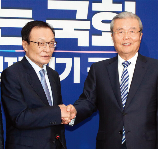 지난해 6월 3일 김종인 미래통합당(현 국민의힘) 비상대책위원장 
(오른쪽)이 취임 인사를 위해 국회 더불어민주당 당사를 찾아 이해찬 당시 대표(왼쪽)와 악수하고 있다.