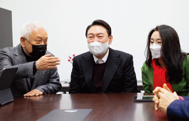 국민의힘 윤석열 대선후보(가운데)가 12월 20일 서울 여의도 새시대준비위원회 위원장실에서 열린 영입인사 환영식에 참석해 김한길 새시대준비위원장(왼쪽), 신지예 새시대준비위원회 수석부위원장과 대화를 나누고 있다. [뉴스1]
