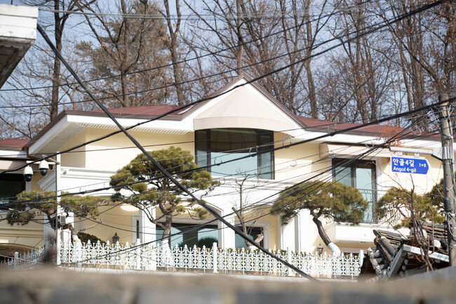 연예기획사 아이오케이컴퍼니가 낙찰 받은 박근혜 전 대통령의 서울 서초구 내곡동 사저. [동아DB]