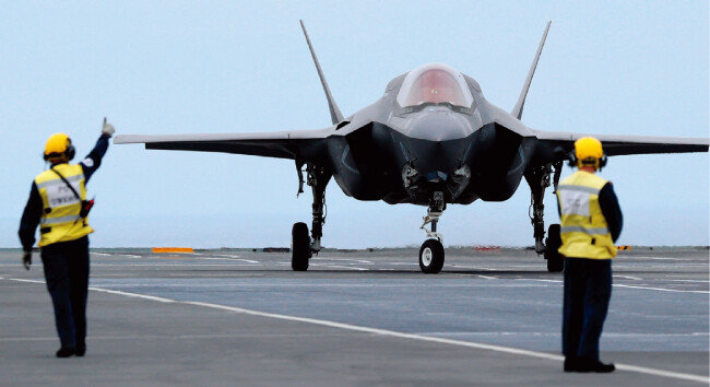 영국 해군 항공모함 퀸엘리자베스에서 이륙 준비중인 F-35B. [사진 제공 · 미 해병대]